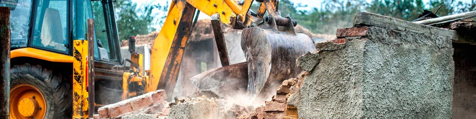 Excavacions Masdeu maquinaria removiendo escombros